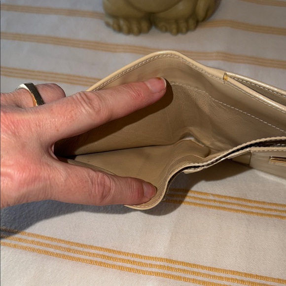 Gucci tan patent leather wallet with Gold Clasp - Picture 8 of 12